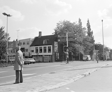 884470 Afbeelding van ANWB-wegwijzers op een zuil bij kruising van de Vaartscherijnbrug (voorgrond) met de Gansstraat ...